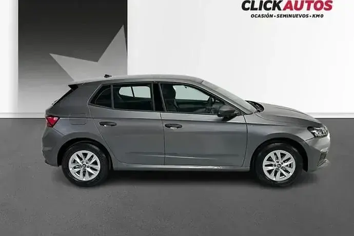 Usado Skoda Fabia Essence 80 CV (58 kW) 2025 Plata Utilitario
