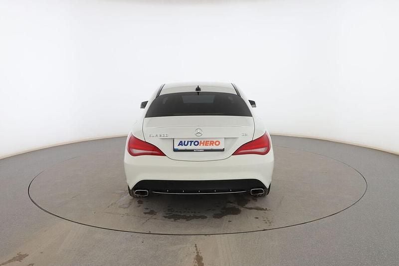 Usado Mercedes CLA200 Urban 135 CV (99 kW) 2014 Blanco Berlina