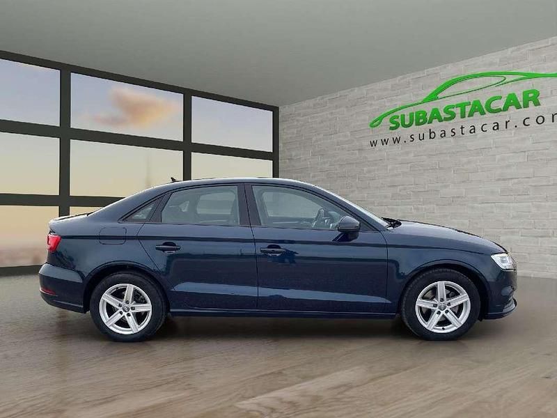 Usado Audi A3 116 CV (85 kW) 2019 Azul Berlina