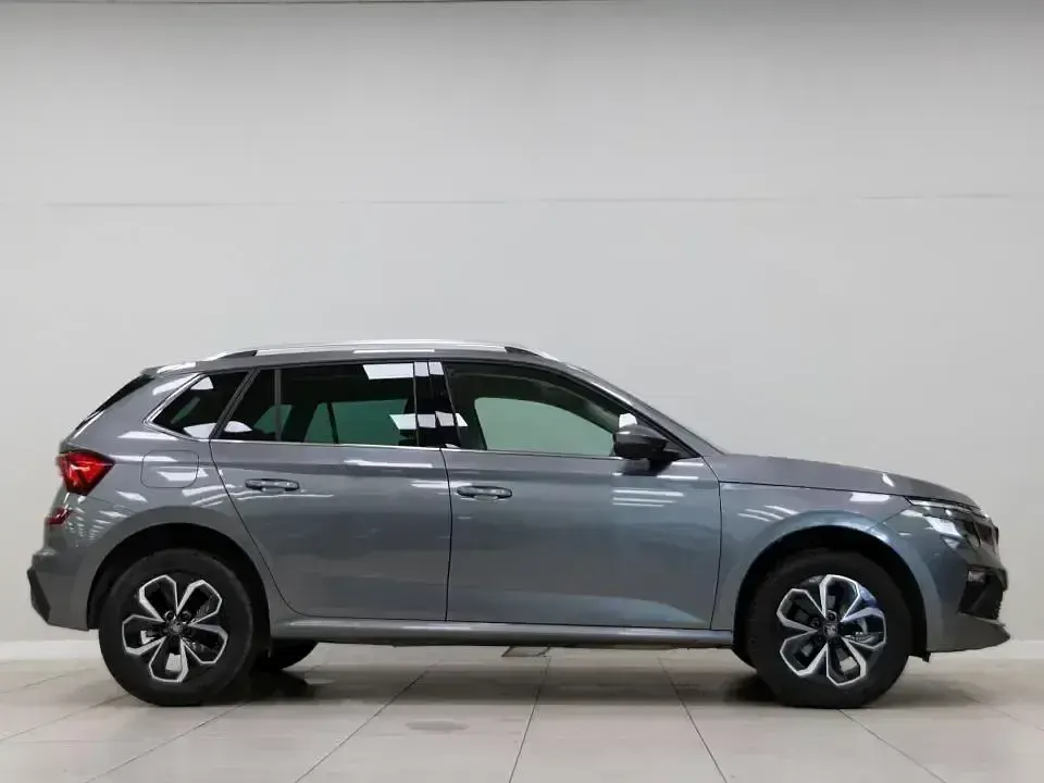 Usado Skoda Kamiq Selection 115 CV (84 kW) 2025 Gris SUV