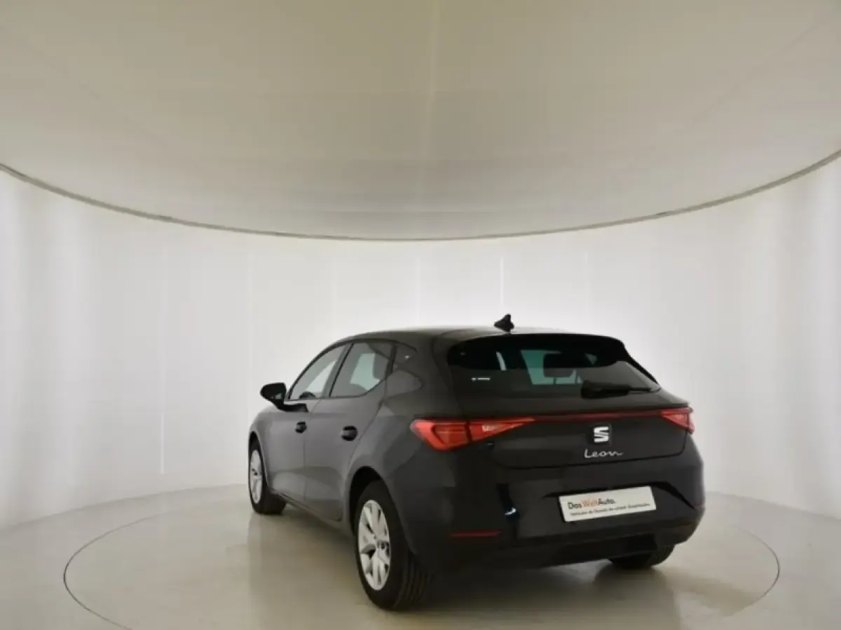 Usado Seat Leon Style 110 CV (80 kW) 2024 Negro