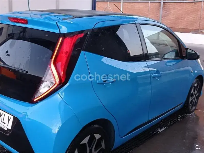 Usado Toyota Aygo X-wave 69 CV (50 kW) 2018 Azul Utilitario