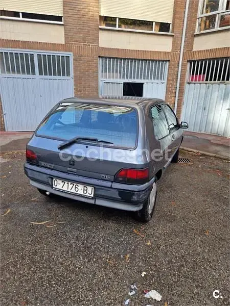 Usado Renault Clio 60 CV (44 kW) 1993 Gris / plata Utilitario