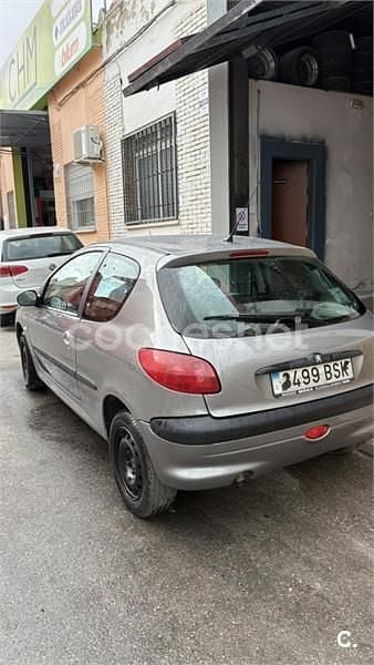 Usado Peugeot 206 70 CV (51 kW) 2002 Gris / plata Berlina