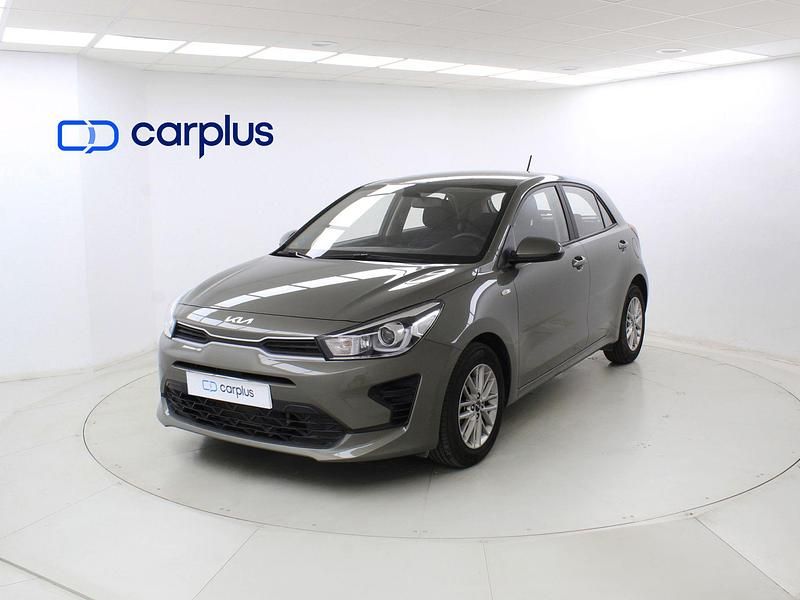 Perennial grey (metalizado) Usado 2023 Kia Rio | 17.290 € (Precio justo) - Imagen 1/4