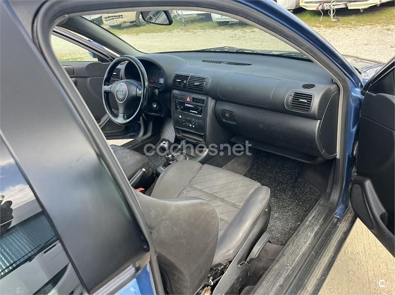 Usado Audi A3 Ambition 110 CV (80 kW) 2001 Azul Utilitario