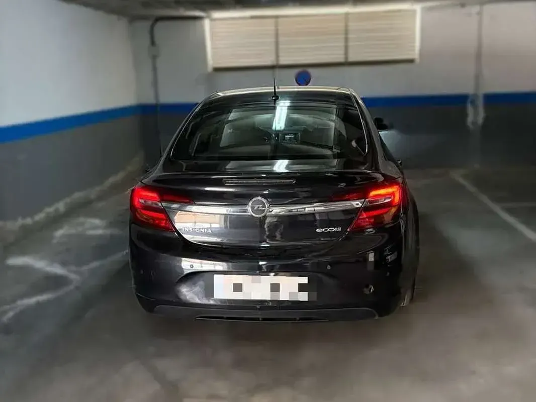 Usado Opel Insignia Business 120 CV (88 kW) 2014 Negro Familiar
