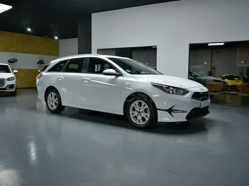 Usado Kia Ceed 120 CV (88 kW) 2023 Blanco Utilitario