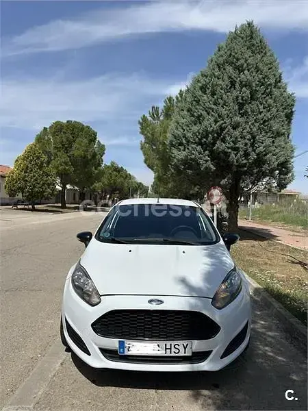 Usado Ford Fiesta Trend 100 CV (73 kW) 2013 Blanco Utilitario