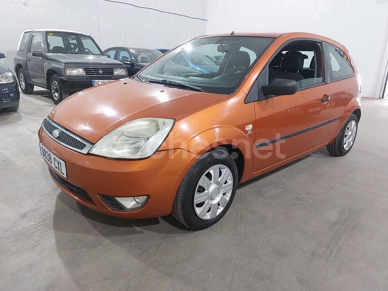 Usado Ford Fiesta Trend 68 CV (50 kW) 2004 Naranja Utilitario