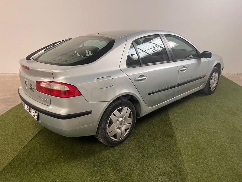 Usado Renault Laguna II Dynamique 120 CV (88 kW) 2003 Gris / plata Berlina