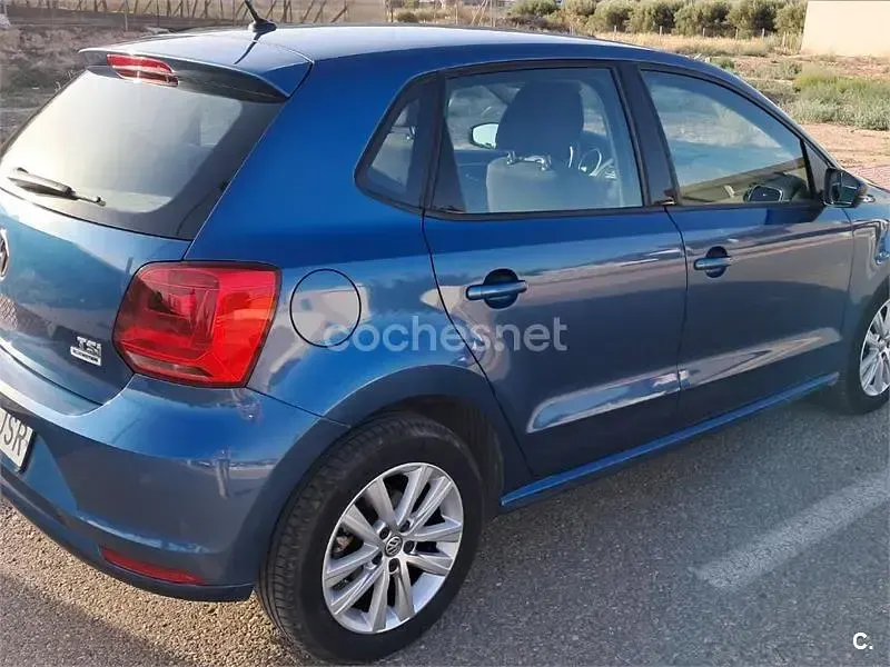 Usado VW Polo 90 CV (66 kW) 2016 Azul Berlina