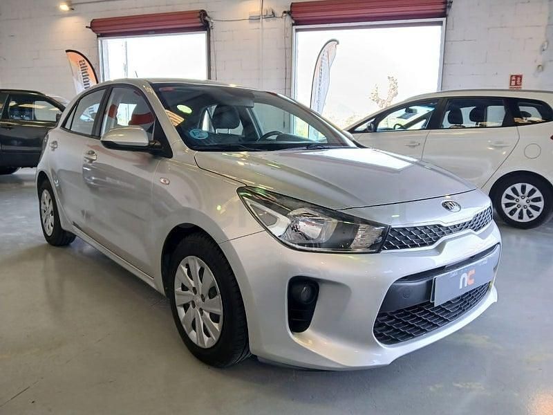 Usado Kia Rio 84 CV (61 kW) 2017 Gris / plata Berlina