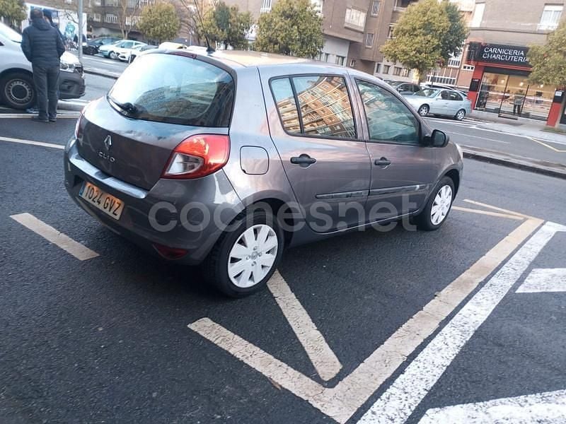 Usado Renault Clio II Expression 75 CV (55 kW) 2010 Gris / plata Berlina