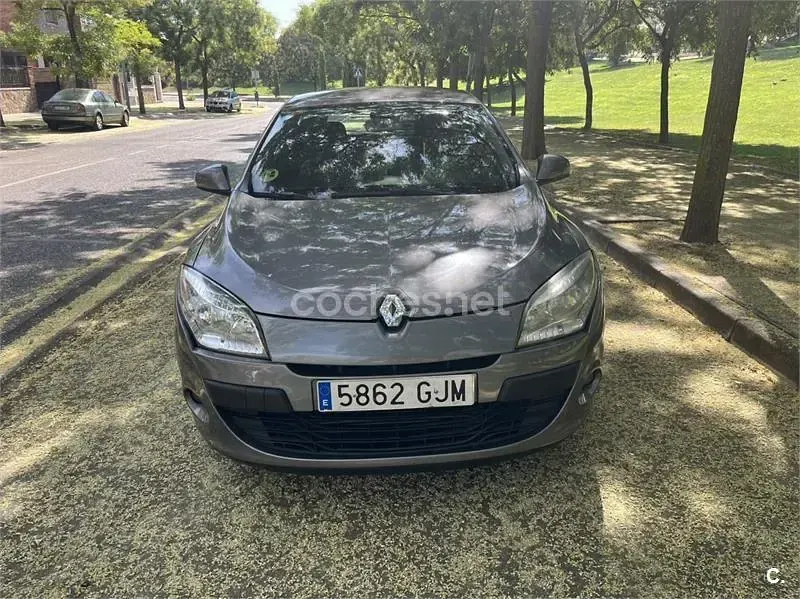 Usado Renault Mégane Expression 105 CV (77 kW) 2008 Gris / plata Berlina