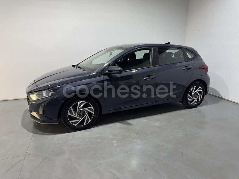 Usado Hyundai i20 84 CV (61 kW) 2024 Gris / plata Berlina