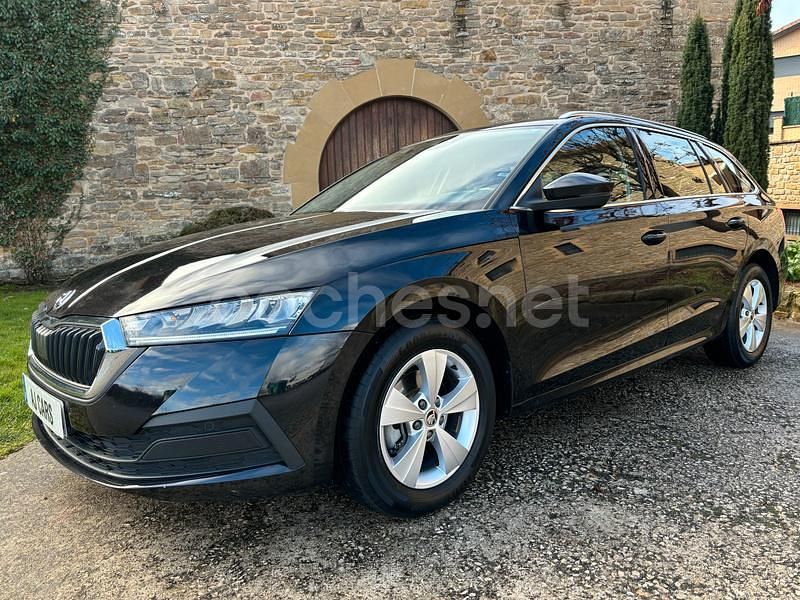 Negro Usado 2022 Skoda Octavia Ambition Familiar | 18.900 € (Precio justo) - Imagen 1/4