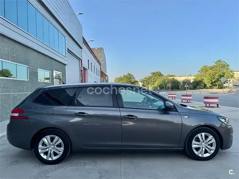 Usado Peugeot 308 SW Style 120 CV (88 kW) 2017 Gris / plata Familiar
