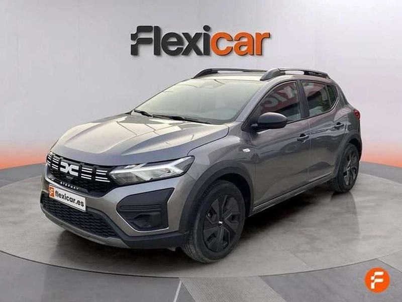 Usado Dacia Sandero Essentiel 91 CV (66 kW) 2024 Gris Utilitario