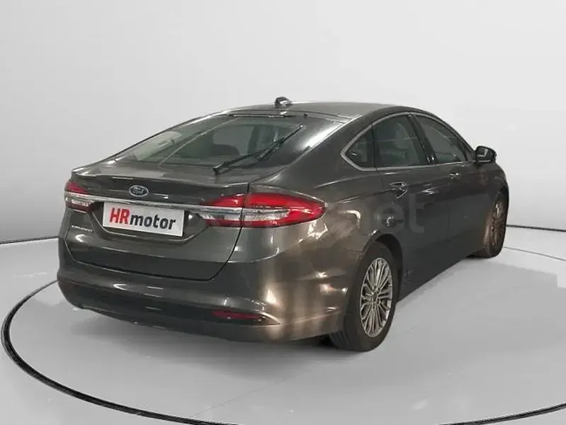 Usado Ford Mondeo Titanium 150 CV (110 kW) 2020 Gris / plata Berlina