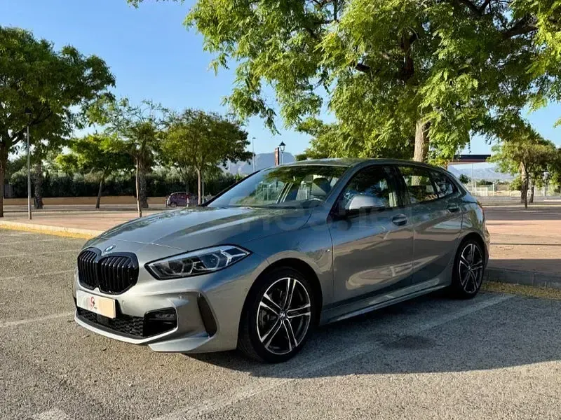 Usado BMW 118 150 CV (110 kW) 2024 Gris / plata Utilitario