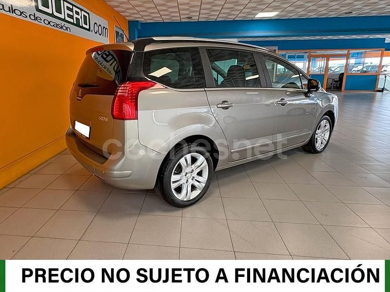 Usado Peugeot 5008 Style 120 CV (88 kW) 2016 Gris / plata Monovolumen
