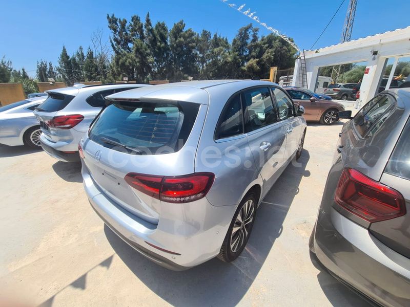 Usado Mercedes B180 116 CV (85 kW) 2021 Gris / plata Monovolumen