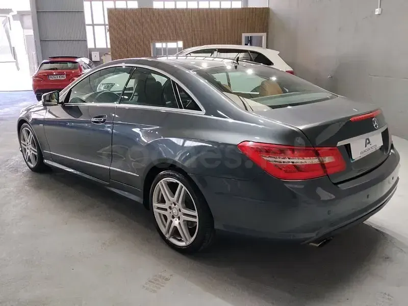Usado Mercedes E250 Elegance 204 CV (150 kW) 2010 Gris / plata Coupe