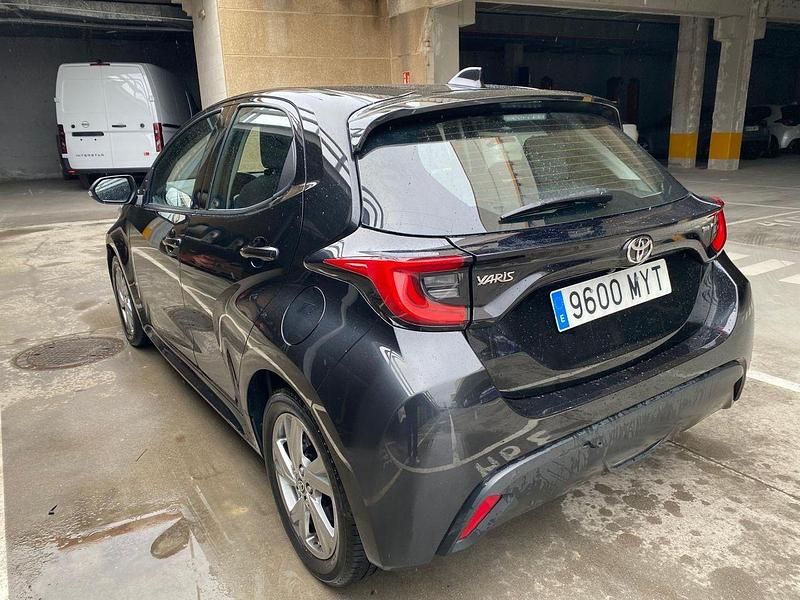 Usado Toyota Yaris Hybrid Active 116 CV (85 kW) 2025 Negro Berlina