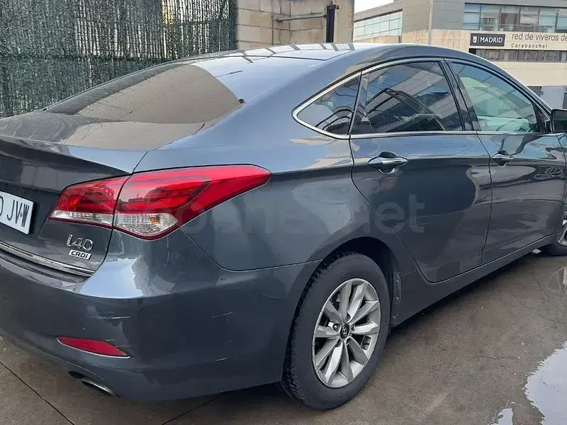 Usado Hyundai i40 115 CV (84 kW) 2016 Gris / plata Familiar