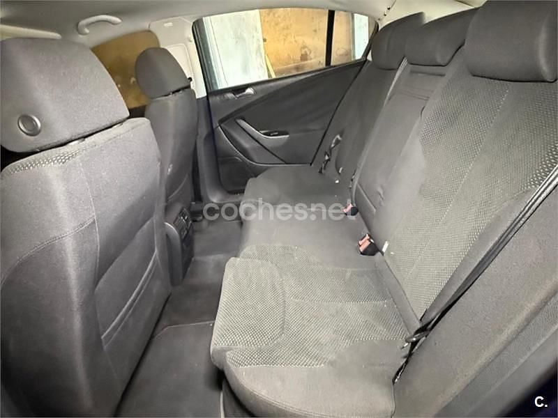 Azul Usado 2005 VW Passat Trendline Berlina | 5000 € (Precio justo) - Imagen 1/4
