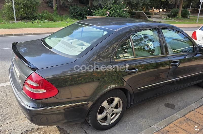 Usado Mercedes E270 Elegance 177 CV (130 kW) 2005 Gris / plata Berlina