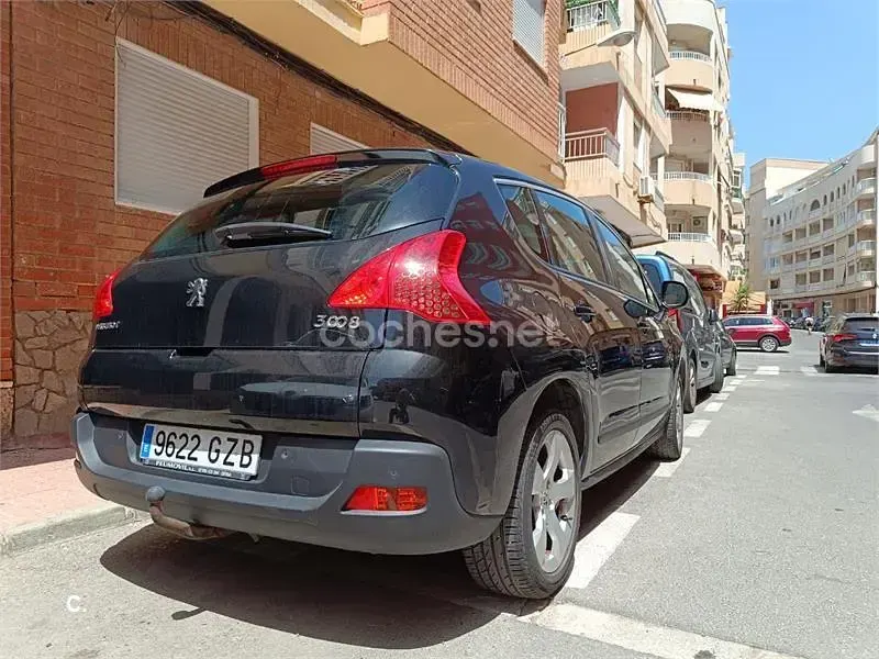 Usado Peugeot 3008 Premium 120 CV (88 kW) 2010 Negro Familiar