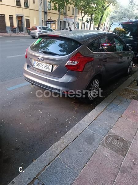 Usado Ford Focus Titanium 125 CV (91 kW) 2013 Gris / plata Berlina