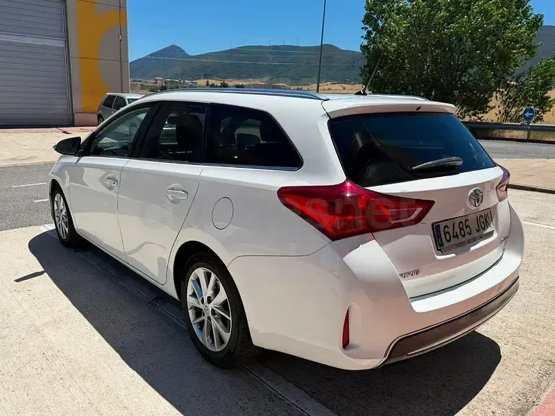 Usado Toyota Auris Active 112 CV (82 kW) 2016 Blanco Familiar