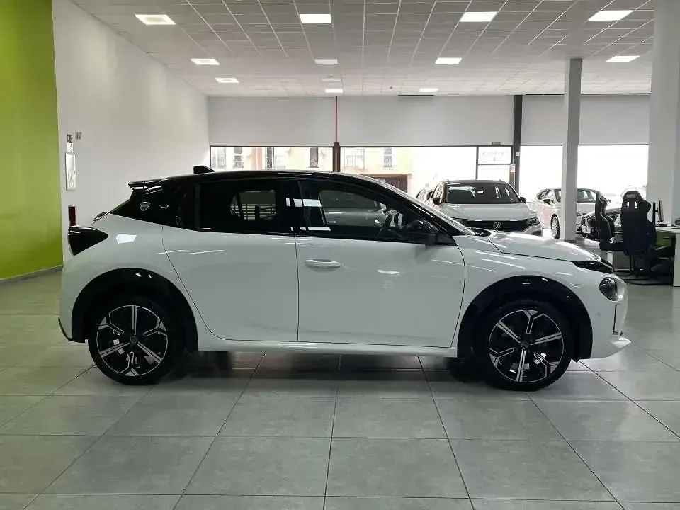 Usado Lancia Ypsilon 100 CV (73 kW) 2025 Blanco Utilitario