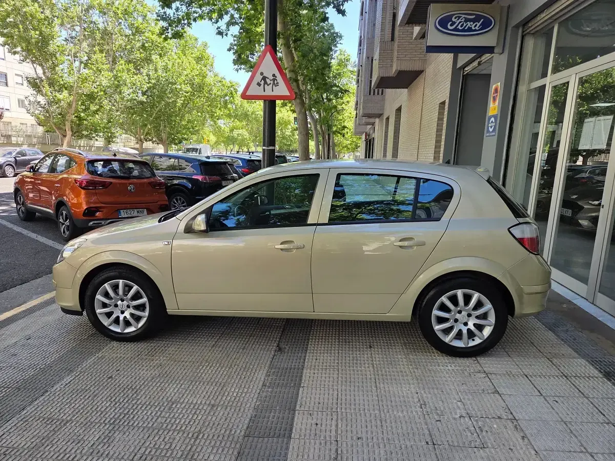 Usado Opel Astra Enjoy 105 CV (77 kW) 2004 Amarillo Berlina
