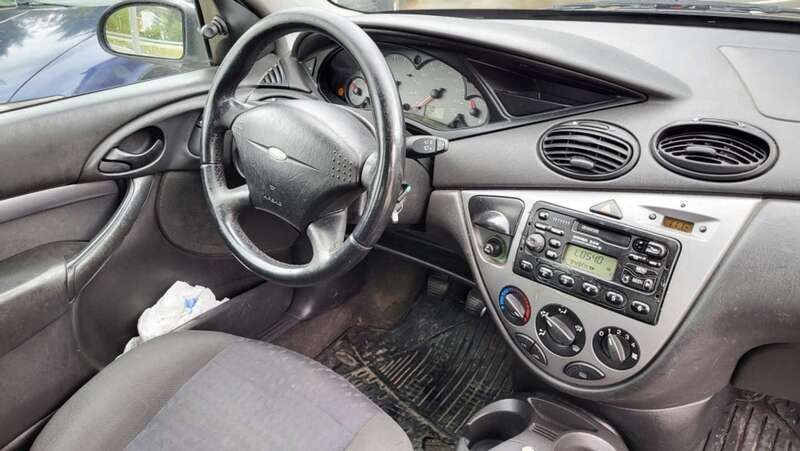 Begagnad Ford Focus Ghia 101 HK (74 kW) 1999 Silver Halvkombi