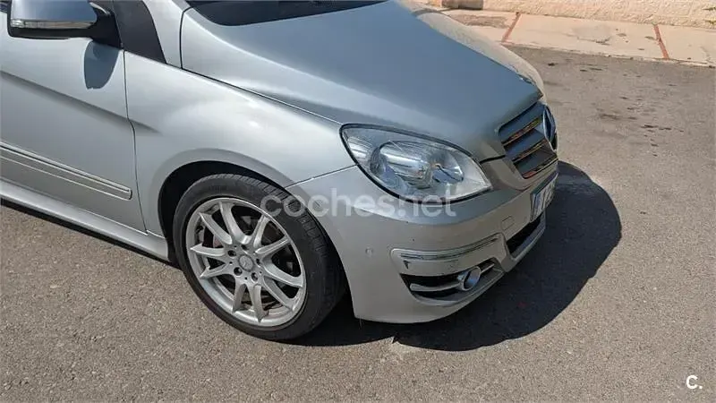 Usado Mercedes B180 Sport Edition 109 CV (80 kW) 2010 Gris / plata Monovolumen