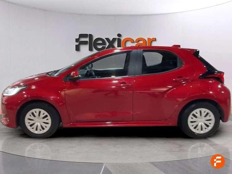 Usado Toyota Yaris Hybrid Active 116 CV (85 kW) 2023 Rojo Utilitario