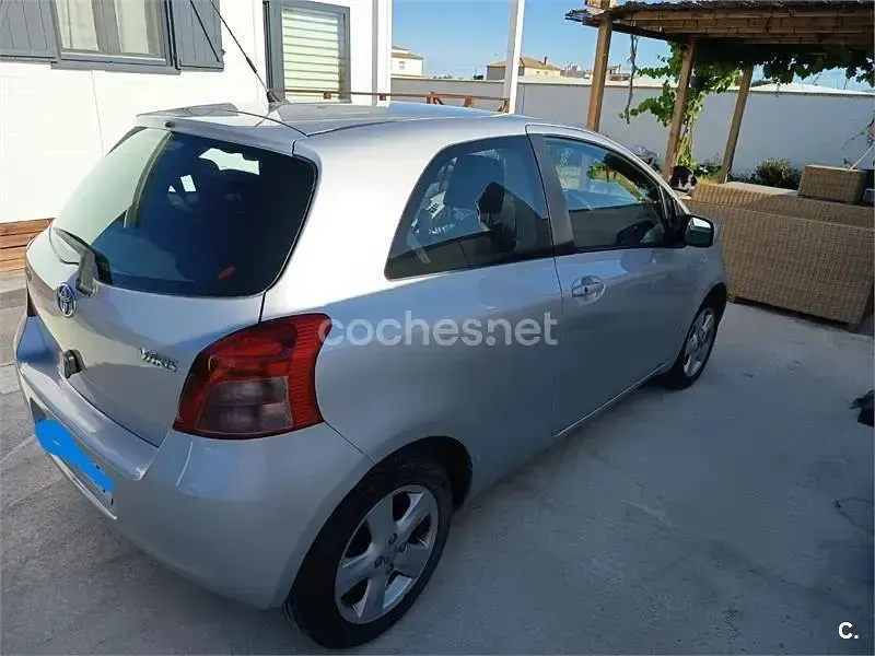Usado Toyota Yaris Sol 87 CV (63 kW) 2006 Gris / plata Berlina