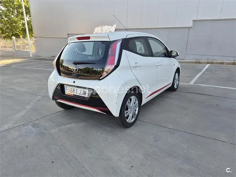 Usado Toyota Aygo X-play 69 CV (50 kW) 2015 Blanco Utilitario