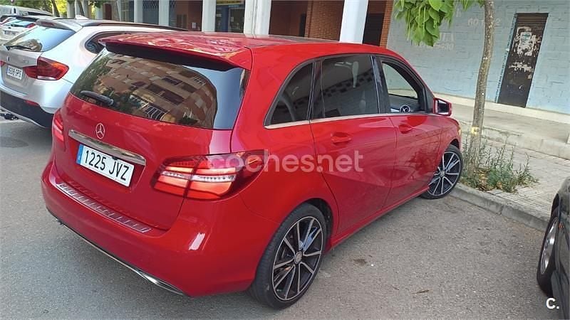 Usado Mercedes B180 109 CV (80 kW) 2016 Rojo Monovolumen