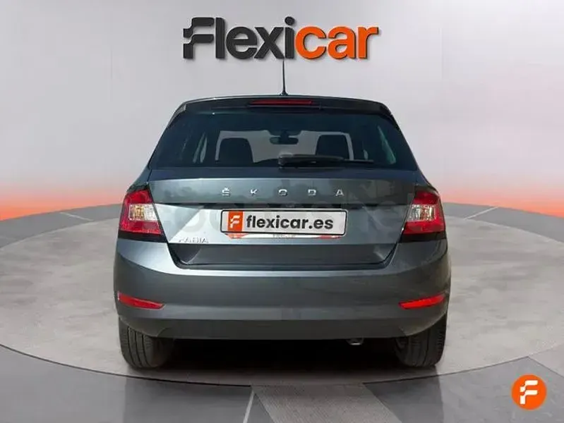 Usado Skoda Fabia Ambition 95 CV (69 kW) 2020 Gris / plata Utilitario