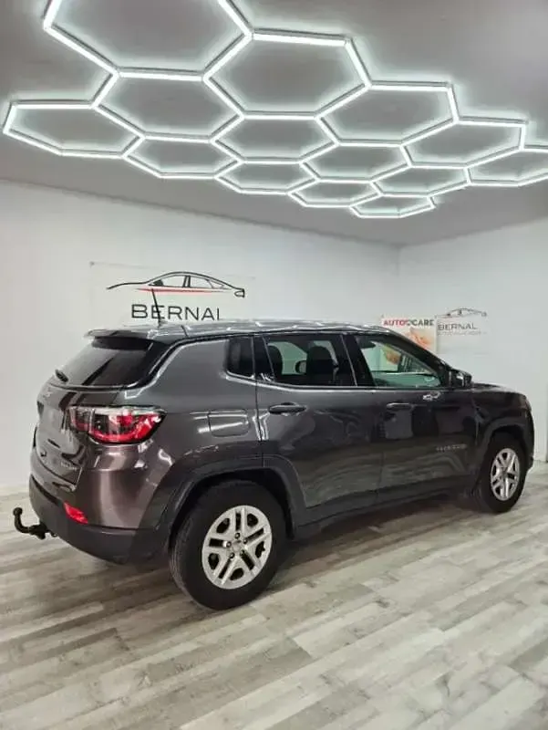 Usado Jeep Compass Sport 140 CV (102 kW) 2019 Gris SUV