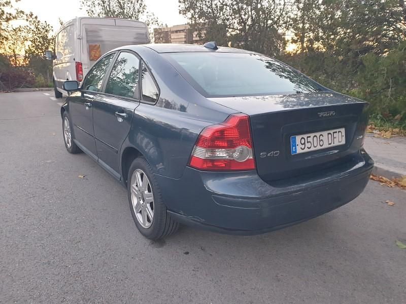 Usado Volvo S40 Kinetic 136 CV (100 kW) 2004 Gris Berlina