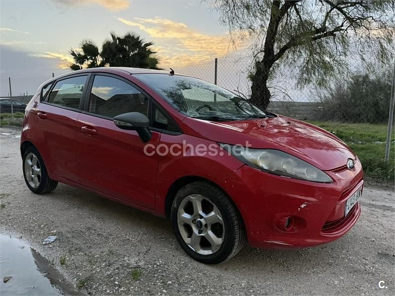 Usado Ford Fiesta Titanium 70 CV (51 kW) 2010 Rojo Utilitario
