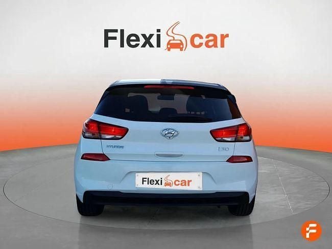 Usado Hyundai i30 GO! 95 CV (69 kW) 2018 Blanco Berlina