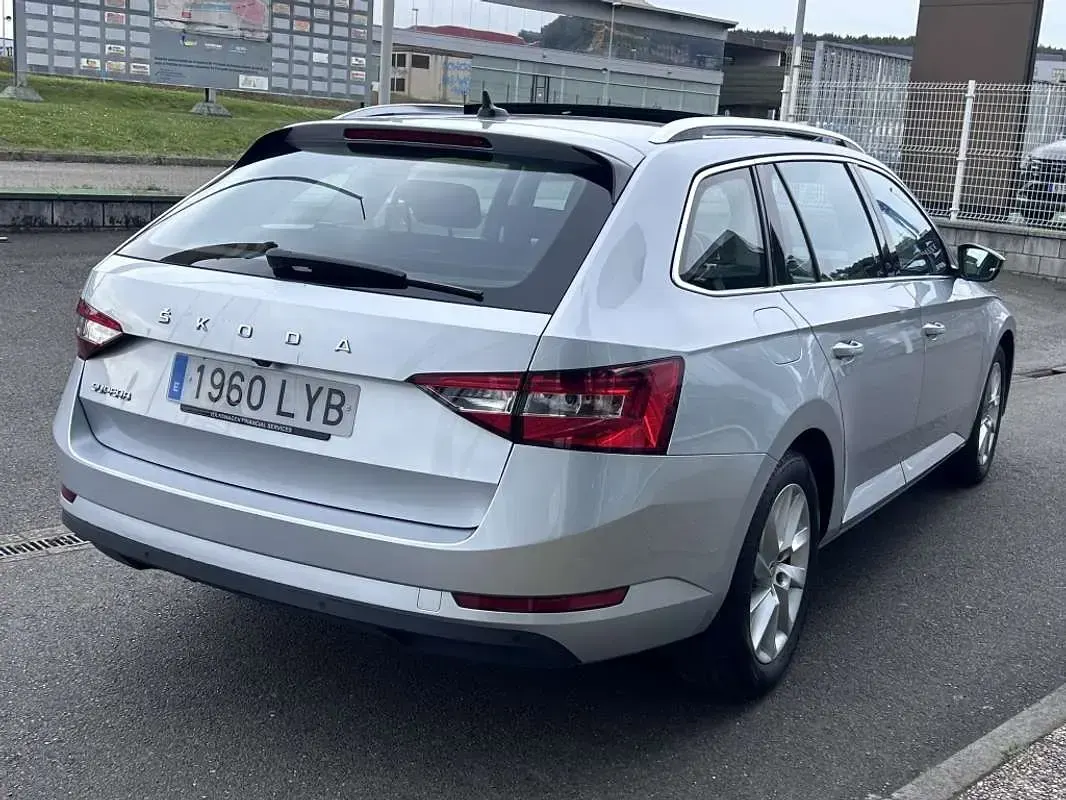Usado Skoda Superb Ambition 150 CV (110 kW) 2022 Gris Familiar