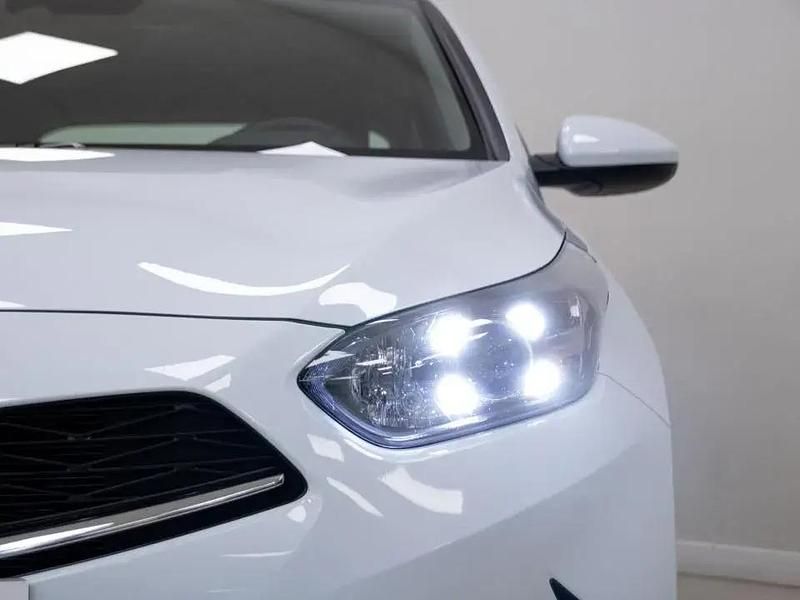 Używany Kia Ceed 100 KM (73 kW) 2025 Otro Hatchback